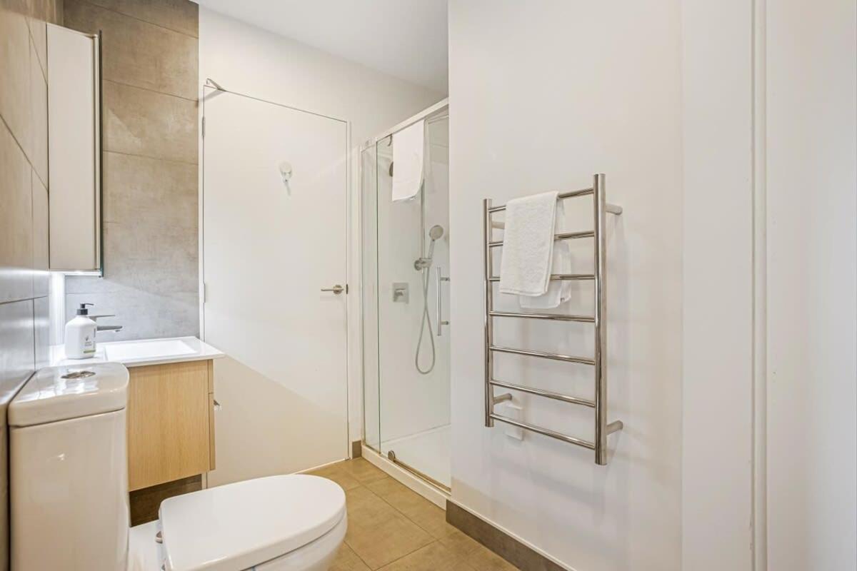 Cosy Two Bedroom Apartment With Balcony Pool And Gym Auckland Exteriör bild